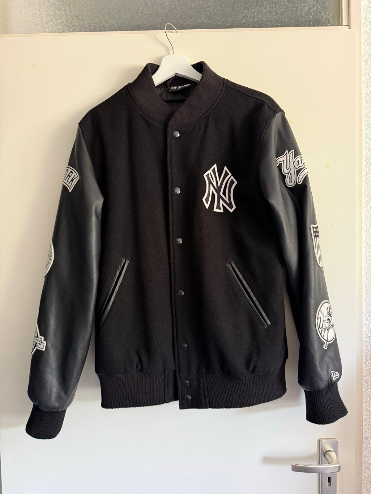 New Era MLB Heritage Varsity Jacket New York Yankees Maat M, Ophalen of Verzenden, Zo goed als nieuw, Maat 48/50 (M), Zwart