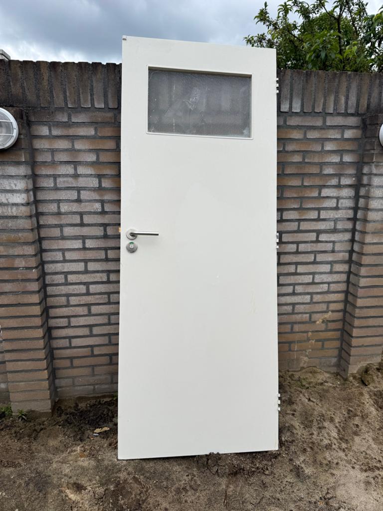 Witte deur met raam, slot en klink, Doe-het-zelf en Verbouw, Deuren en Horren, Ophalen, Gebruikt, 80 tot 100 cm, Binnendeur