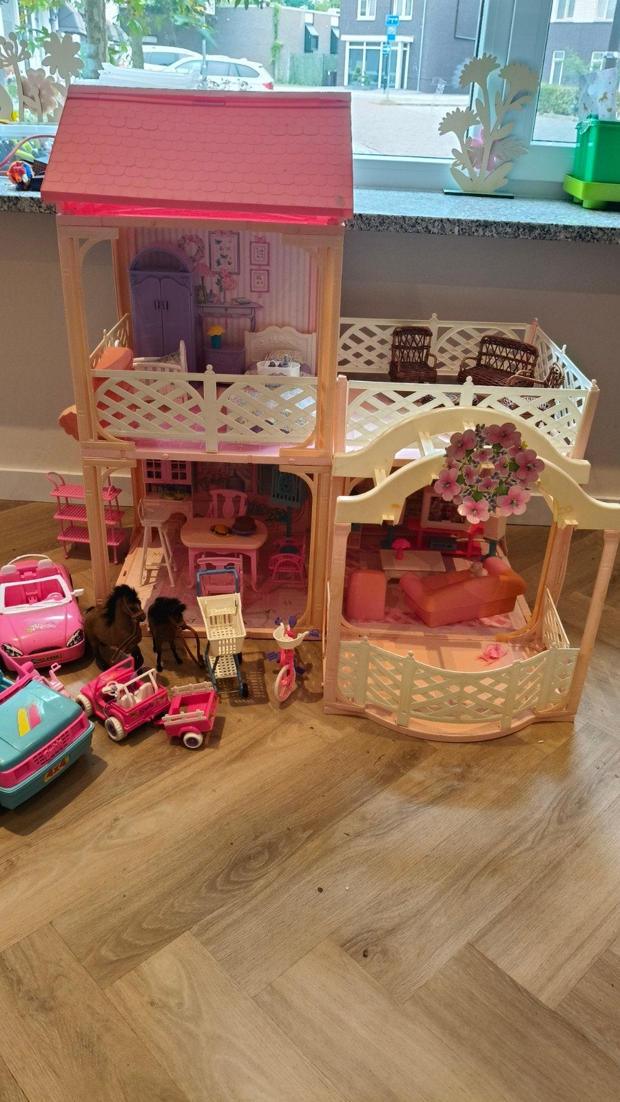 Groot Barbiehuis uit 2000 met accessoires, Ophalen, Gebruikt, Poppenhuis
