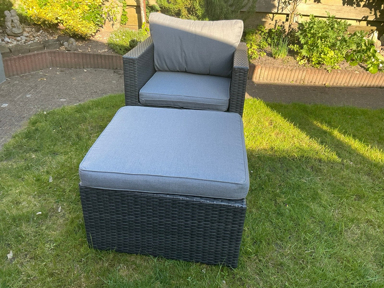 Loungestoel en hocker, Tuin en Terras, Tuinstoelen, Ophalen, Zo goed als nieuw, Wicker