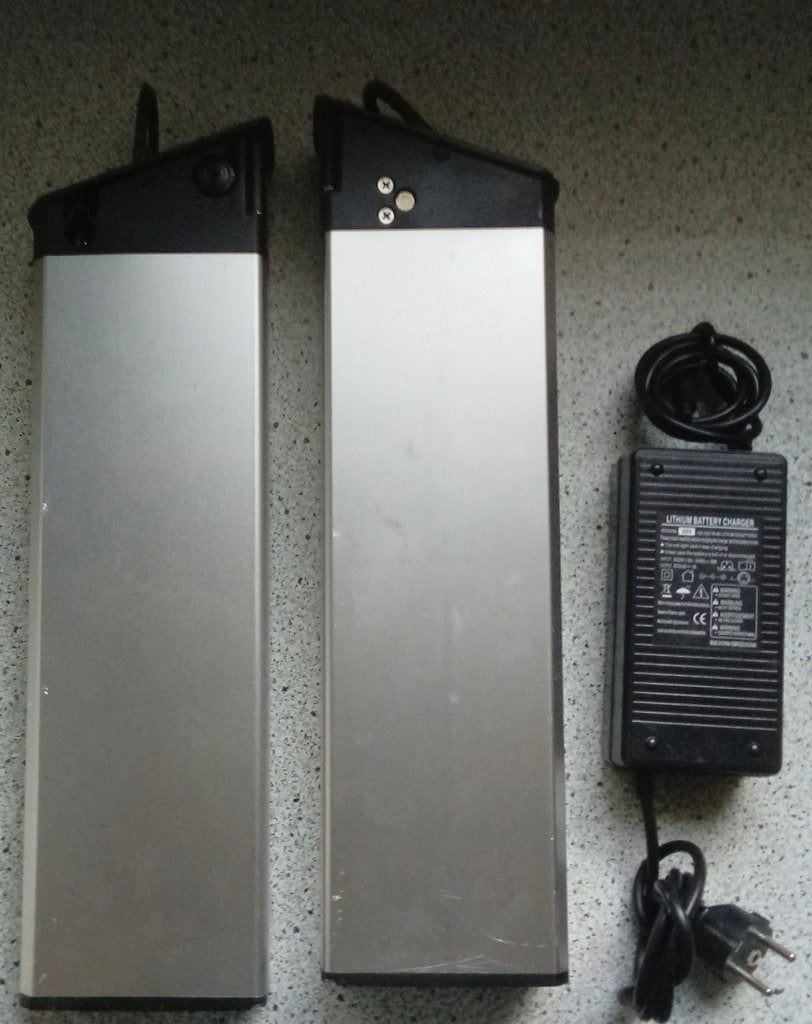 2 E-bike accu 48V/17,5Ah + OPLADER, Ophalen, Zo goed als nieuw