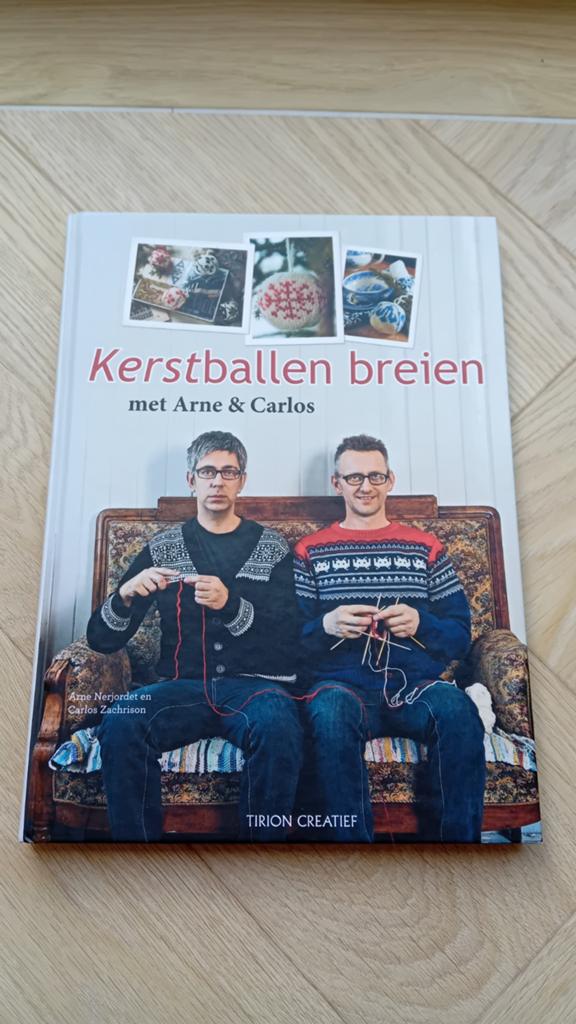 Boek "Kerstballen breien met Arne & Carlos", Ophalen of Verzenden, Gelezen, Breien en Haken