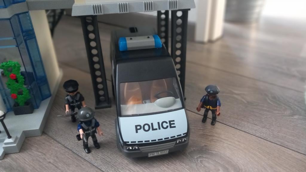 Politiebureau, Ophalen, Zo goed als nieuw