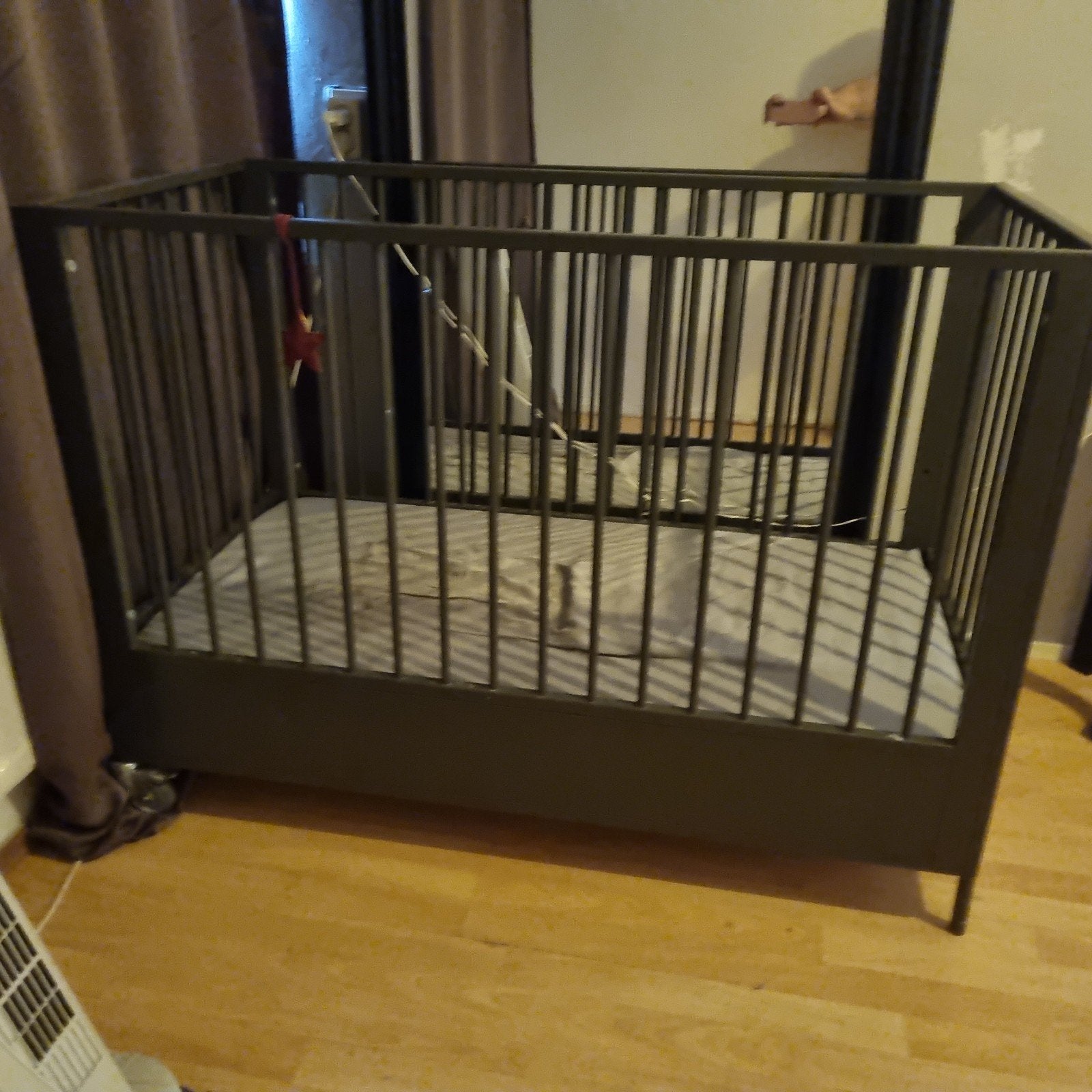 Metalen babybedje met matras en wieltjes, Ophalen, Zo goed als nieuw