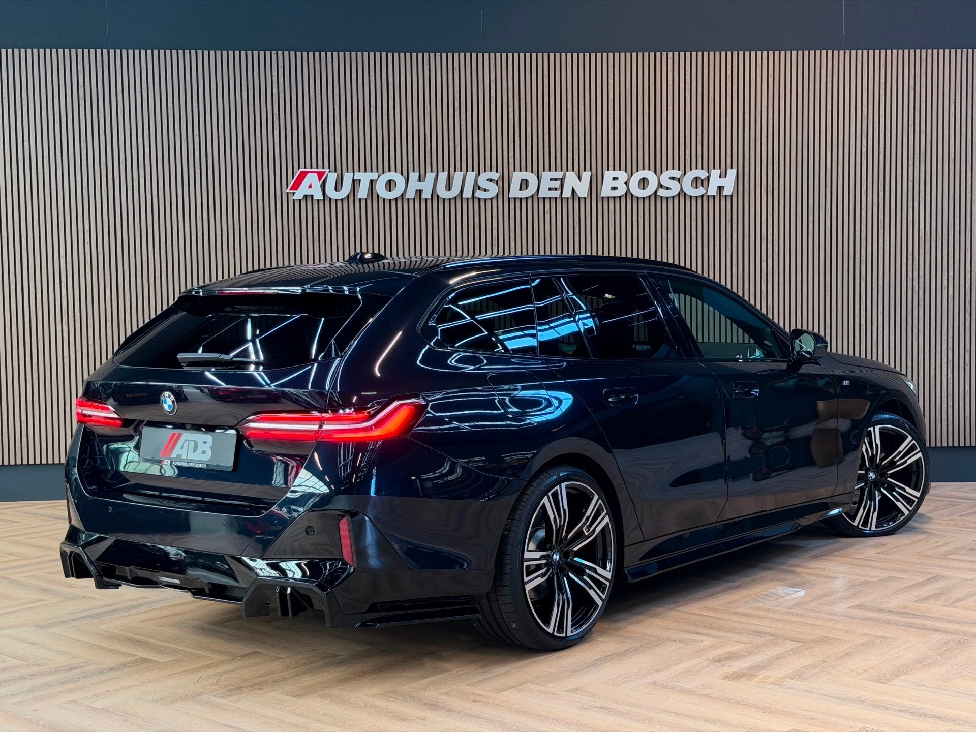 BMW 5-serie Touring 520i M Sport|Pano|Keyles|HeadUp|360|H&K, Automaat, Achterwielaandrijving, Gebruikt, 2000 kg