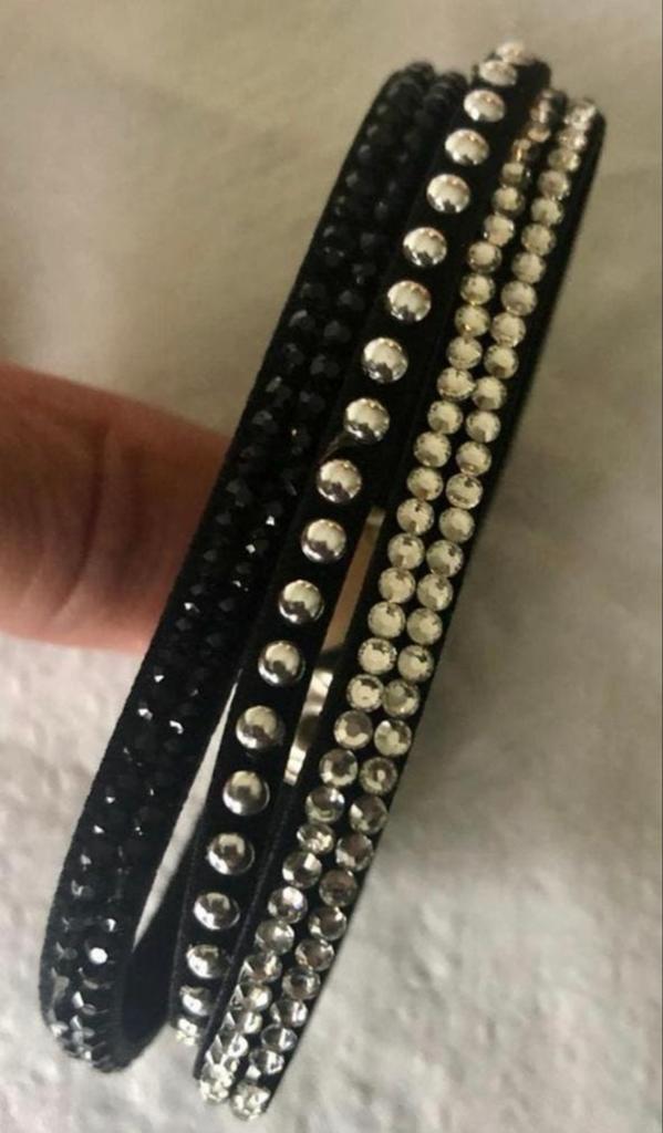 Stijlvolle zwarte wikkelarmband met drie rijen decoratie., Overige materialen, Zwart, Ophalen of Verzenden, Zo goed als nieuw