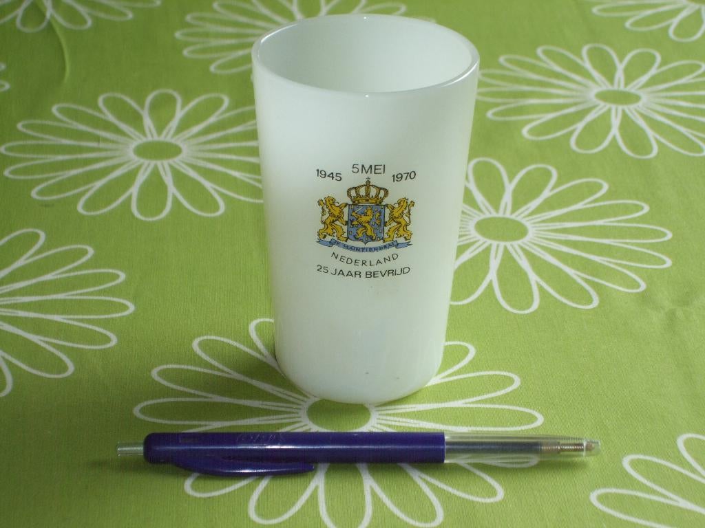 Nederland 25 jaar bevrijd - 1945 / 1970 - van melkglas, Ophalen of Verzenden, Zo goed als nieuw