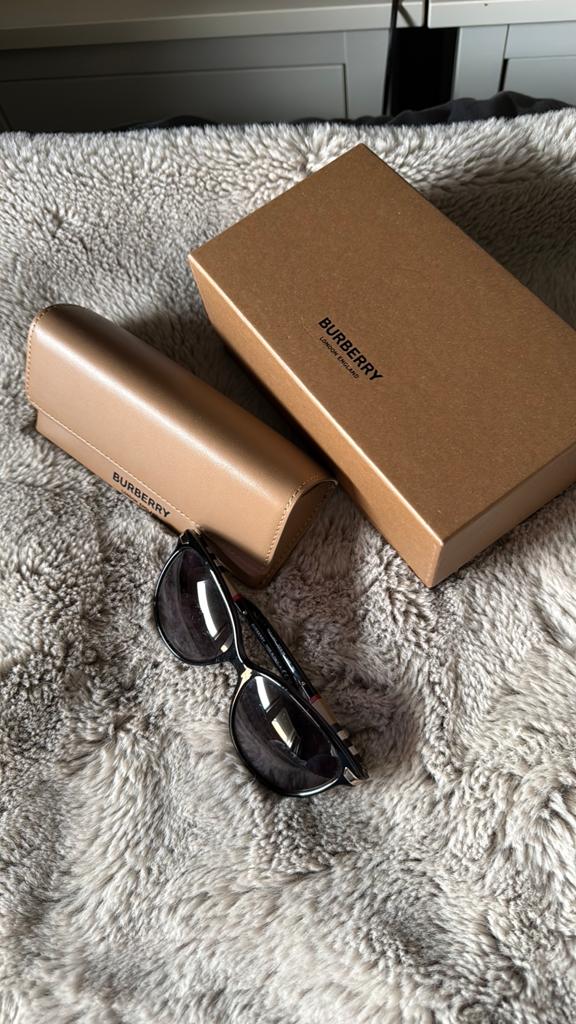 Stijlvolle Burberry Zonnebril voor Dames - Nieuwstaat, Overige merken, Zonnebril, Verzenden, Zwart