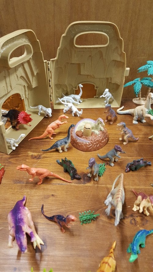 dinosaurus figuren met bomen etc,, Ophalen of Verzenden, 'T Olde Gre-j, Info@toldegrej.nl, Endepoelstraat 20f Didam