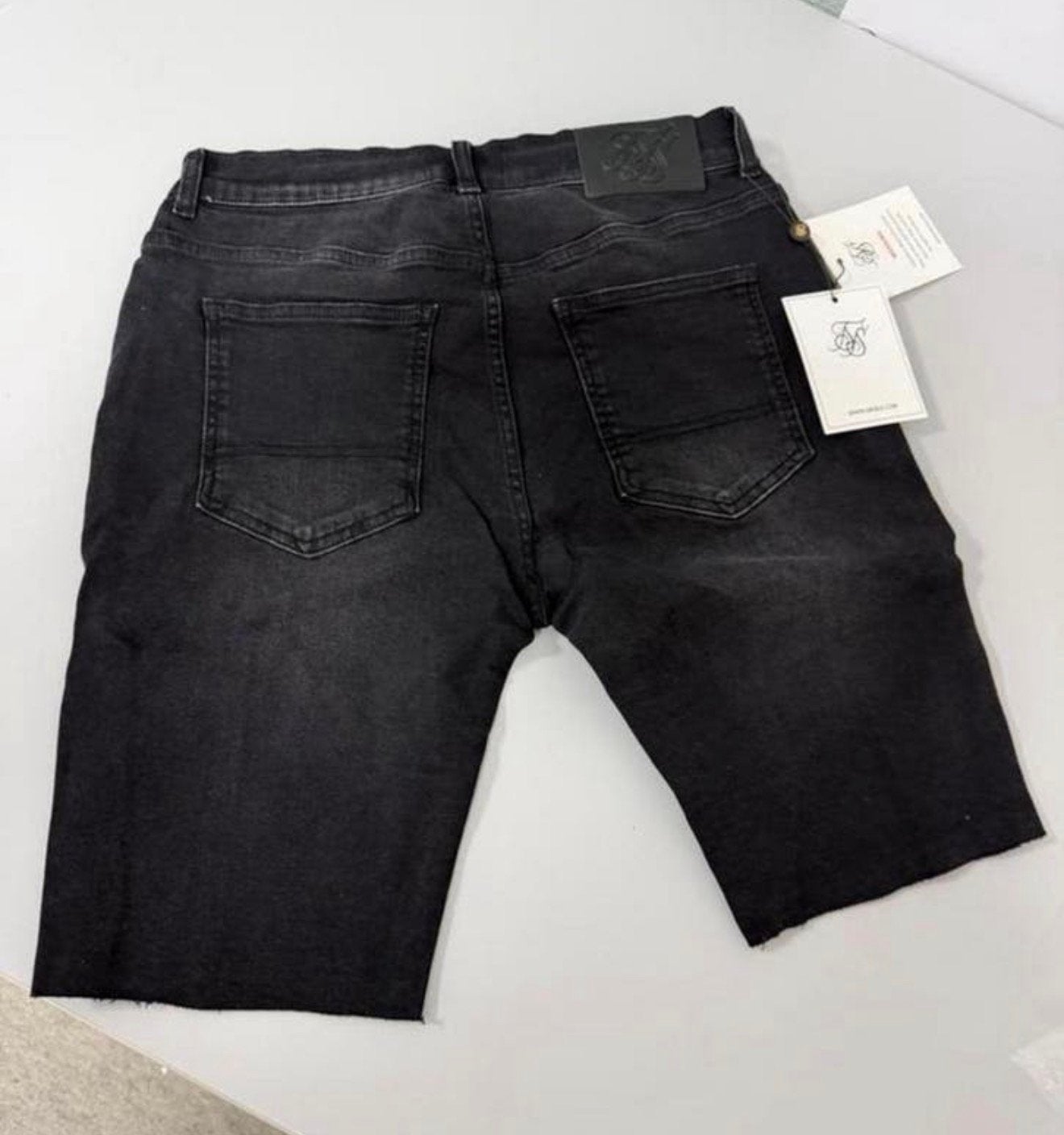 Siksilk raw hem pleated denim short washed black W32 M jeans, Zwart, Nieuw, W32 (confectie 46) of kleiner, Ophalen of Verzenden