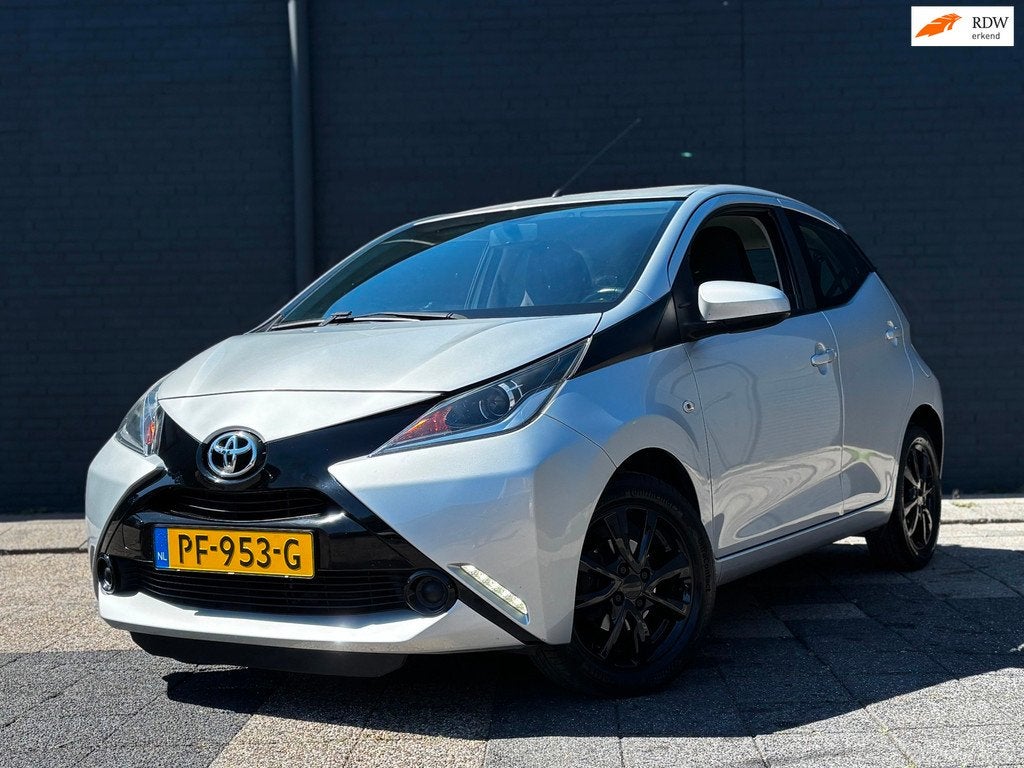 Toyota Aygo 1.0 VVT-i x-play | Bluetooth | Camera | Dealer O, Voorwielaandrijving, Gebruikt, Euro 6, Met garantie (alle)