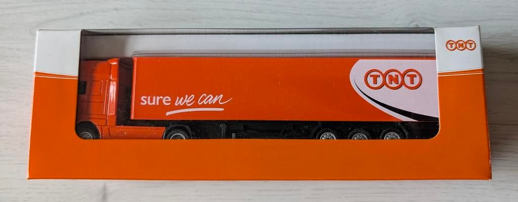 TNT Vrachtwagen Nieuw in doos (inclusief spiegelset), Hobby en Vrije tijd, Modelauto's | Overige schalen, Ophalen of Verzenden
