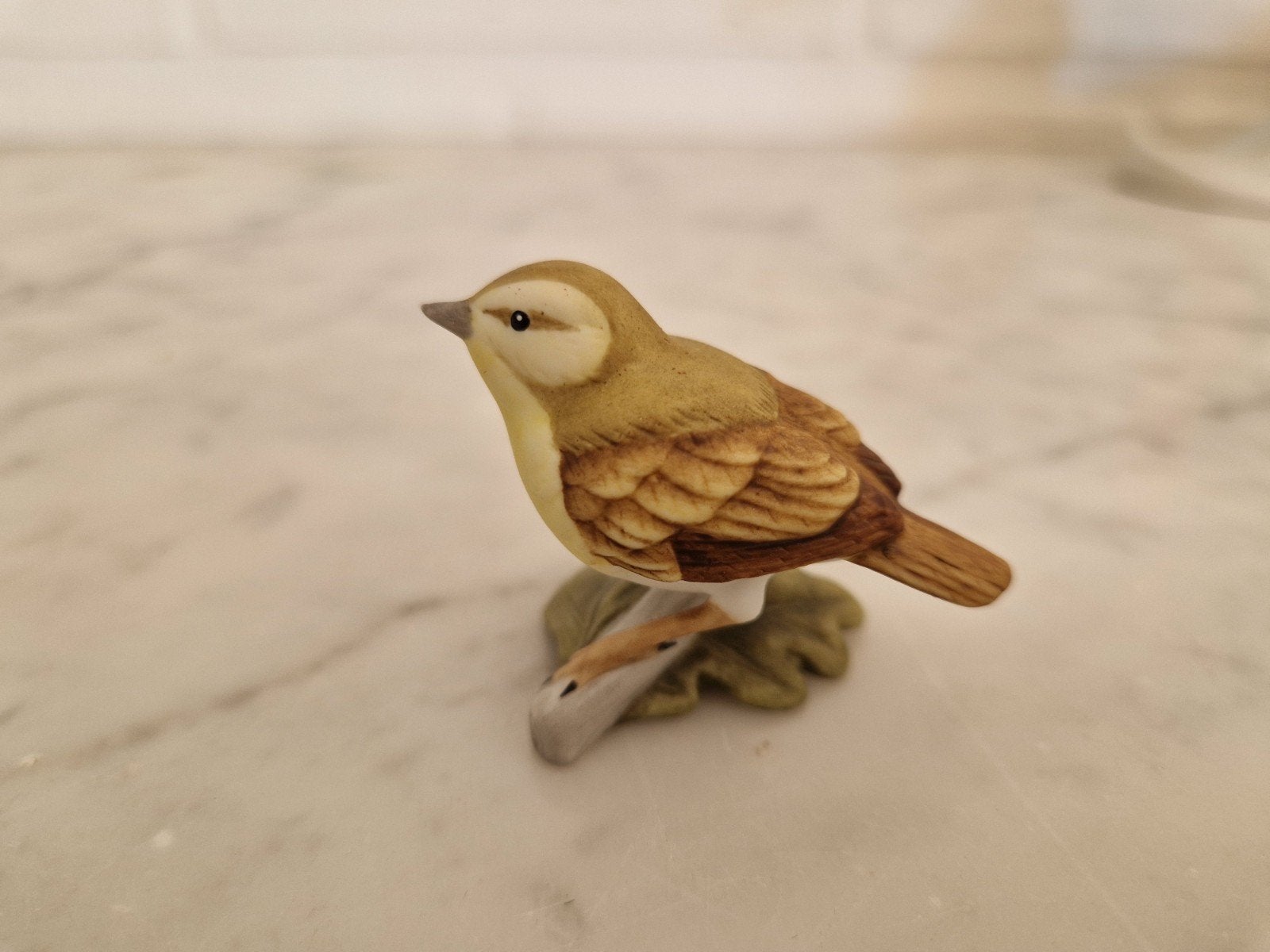 Goebel porseleinen vogelbeeldje op blad, Meerkleurig, Ophalen of Verzenden, Steen/keramiek, Klassiek