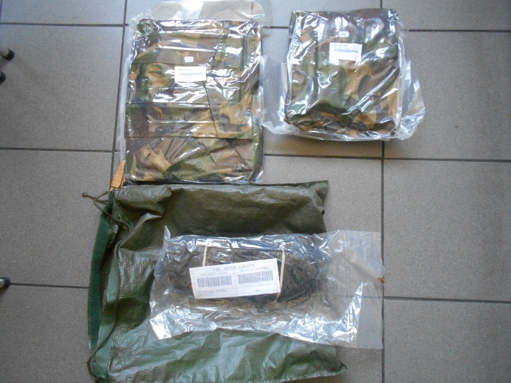 NBC pak Nederlands leger woodland camouflage + laarzen NIEUW, Verzamelen, Ophalen of Verzenden, Landmacht, Nederland, Kleding of Schoenen