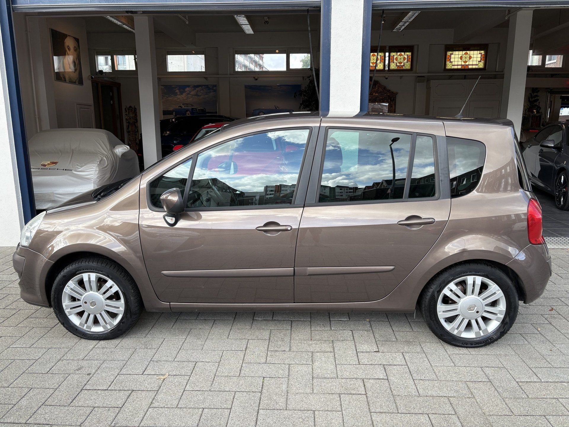 Renault Grand Modus 1.6-16V Exception AUTOMAAT (bj 2011), Auto's, Euro 5, Gebruikt, 4 cilinders, Bruin
