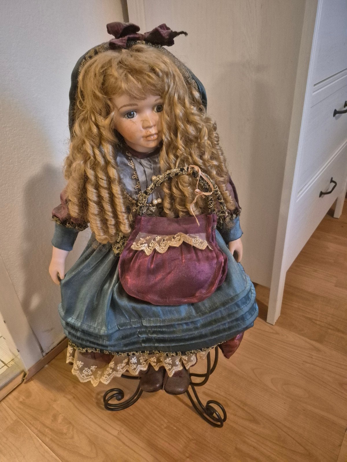 Prachtige vintage pop met krullen en fluwelen jurk, Ophalen of Verzenden, Gebruikt, Pop