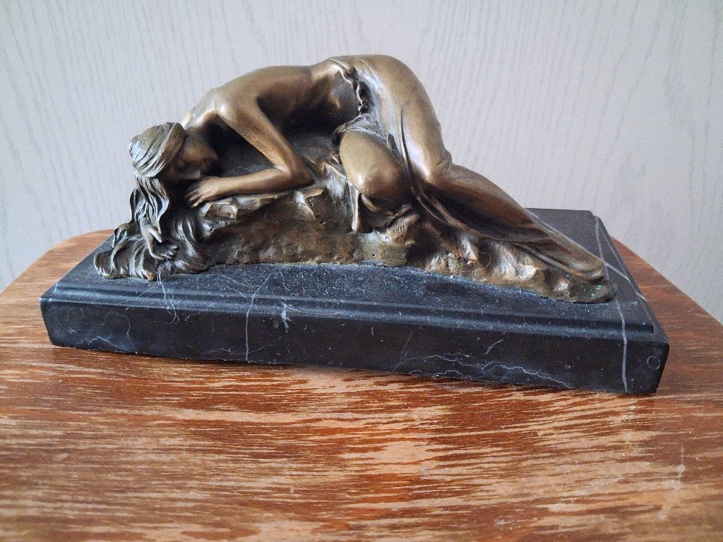 Art Deco bronzen beeld van slapende vrouw op marmeren sokkel, Ophalen, Art deco, Brons, 20 - 50 cm