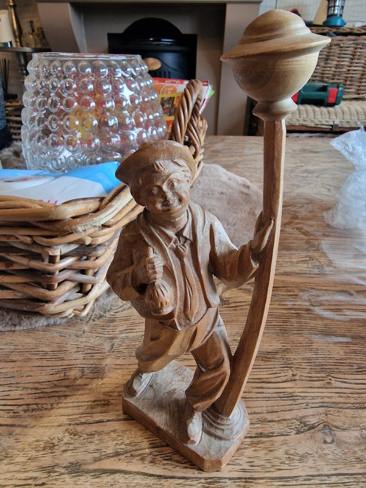 Houten beeldje van man met lantaarn, Ophalen of Verzenden, Handgemaakt, 20 - 50 cm, Beeld
