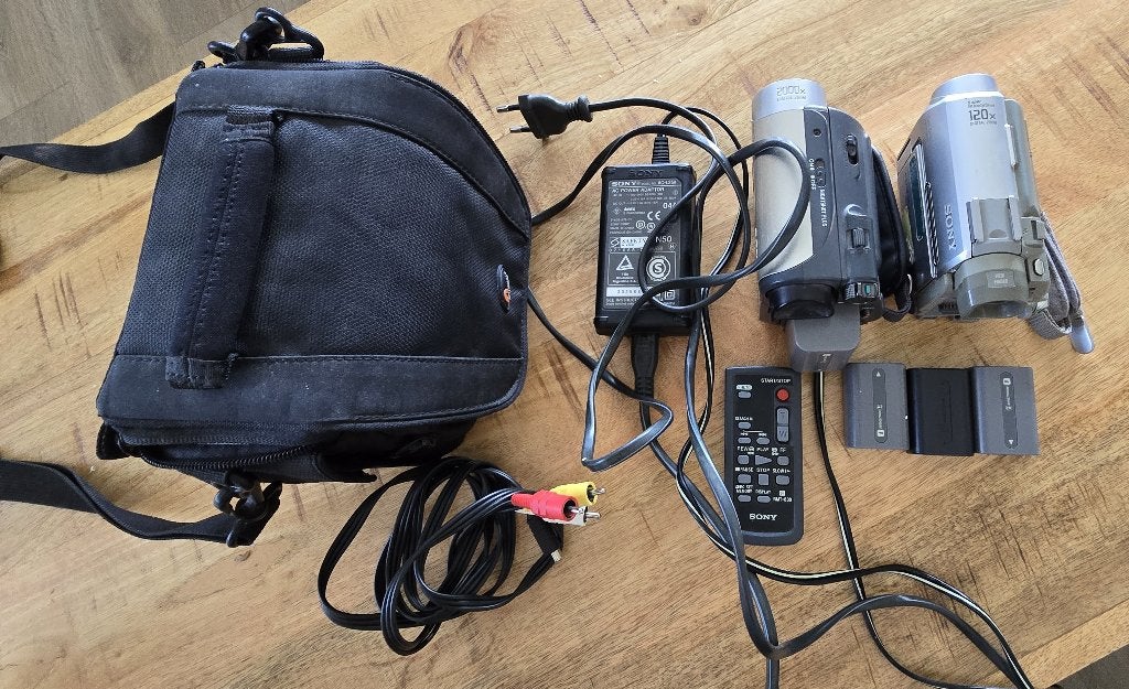 Sony DCR TRV 14E ‘NIGHTSHOT’ Mini DV Camcorder met Lader, Mini dv, Gebruikt, 20x of meer, Ophalen of Verzenden