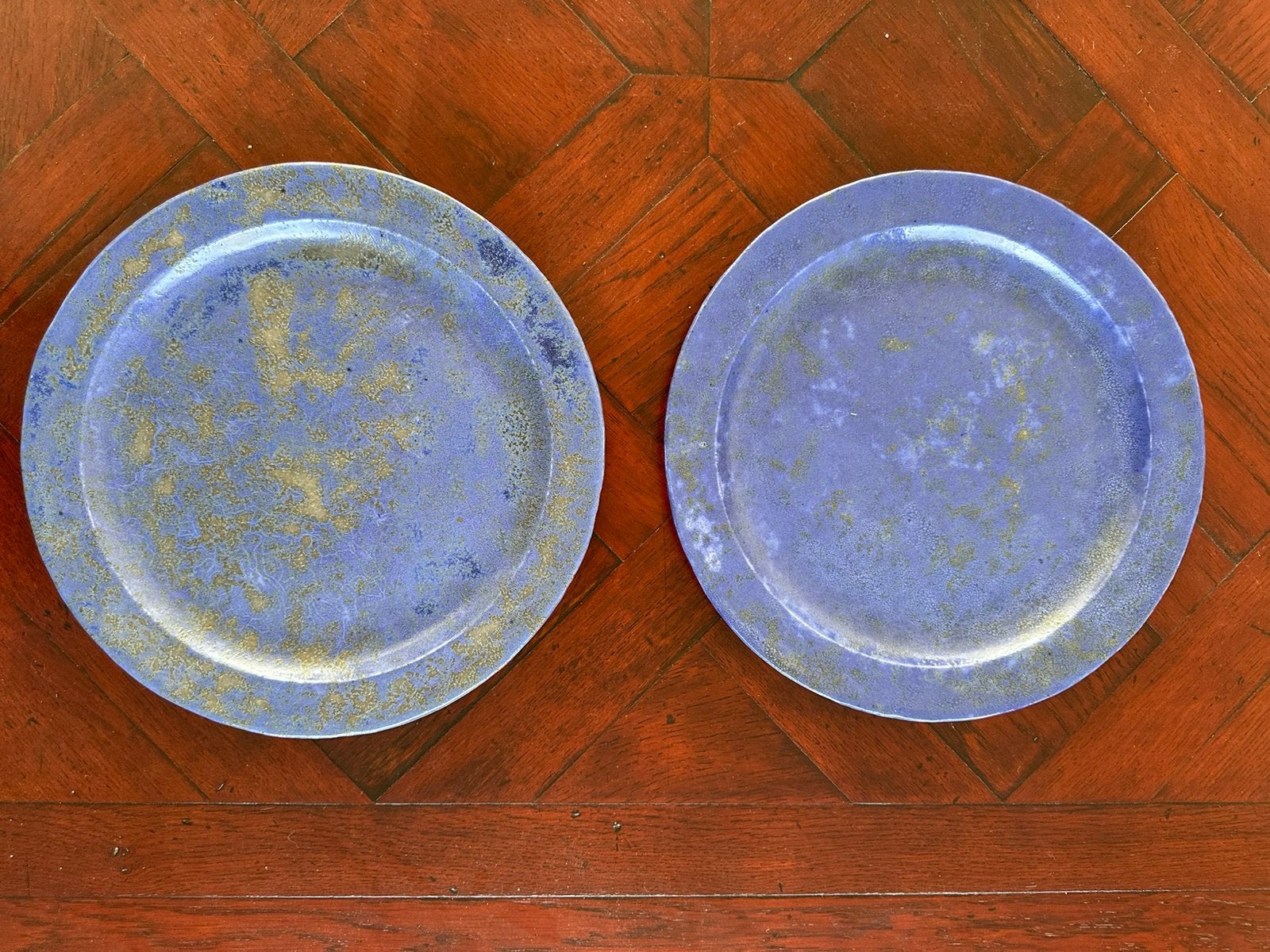 Twee grote blauwe borden van keramiek, handwerk, Keramiek, Nieuw, Ophalen of Verzenden, Bord(en)