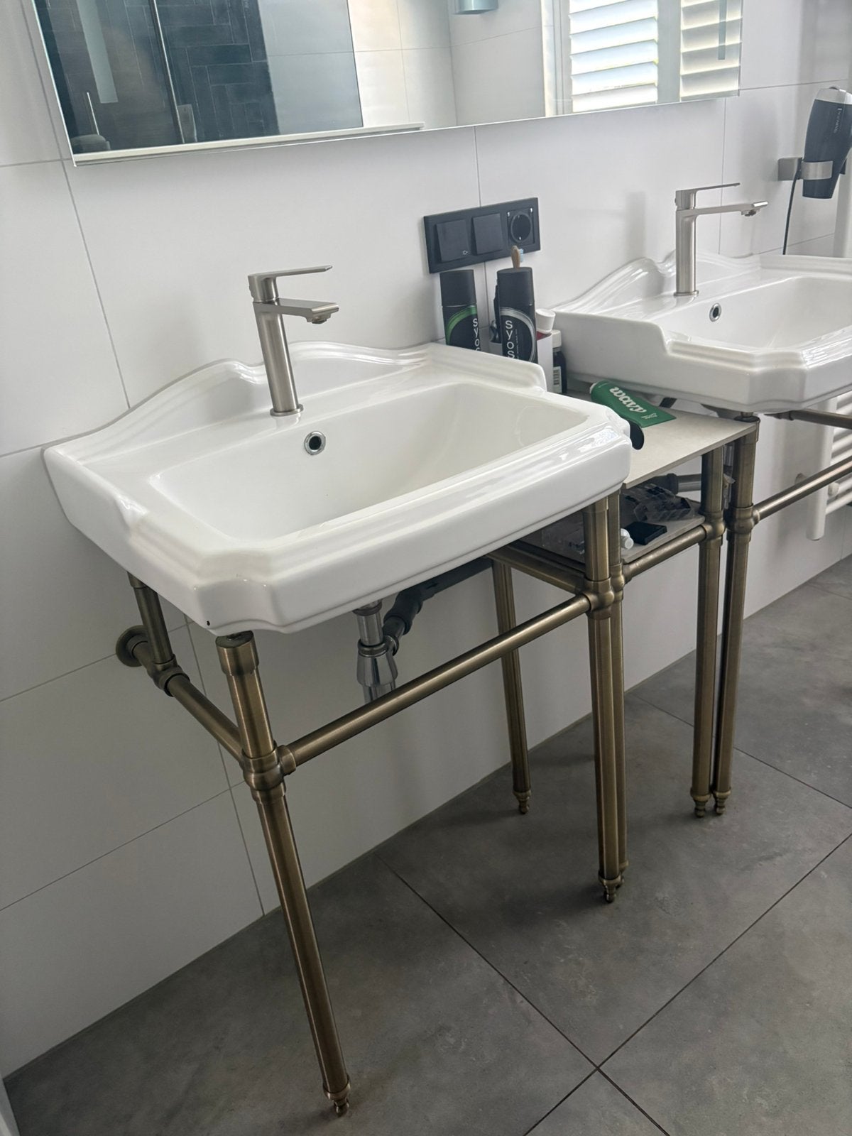 2x klassieke Hudson Reed wastafel met metalen frame, Ophalen, 50 tot 100 cm, Zo goed als nieuw, Minder dan 100 cm