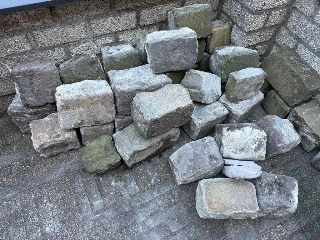 Gratis op te halen 40 stuks Gebruikte natuurstenen kasseien, Tuin en Terras, Grind, Keien en Split, Ophalen, Gebruikt, Graniet