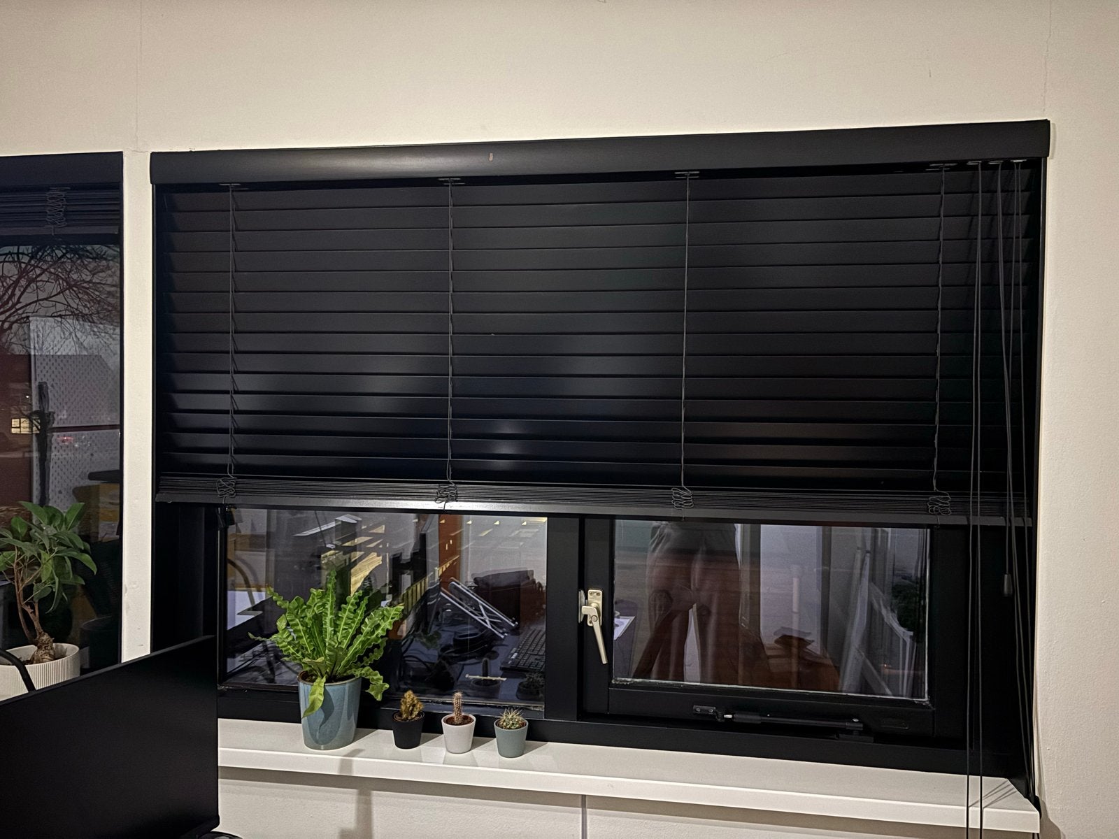2x Zwarte houten jaloezieën 168x119cm (bxh), Huis en Inrichting, Stoffering | Gordijnen en Lamellen, Ophalen, Gebruikt, Overige merken