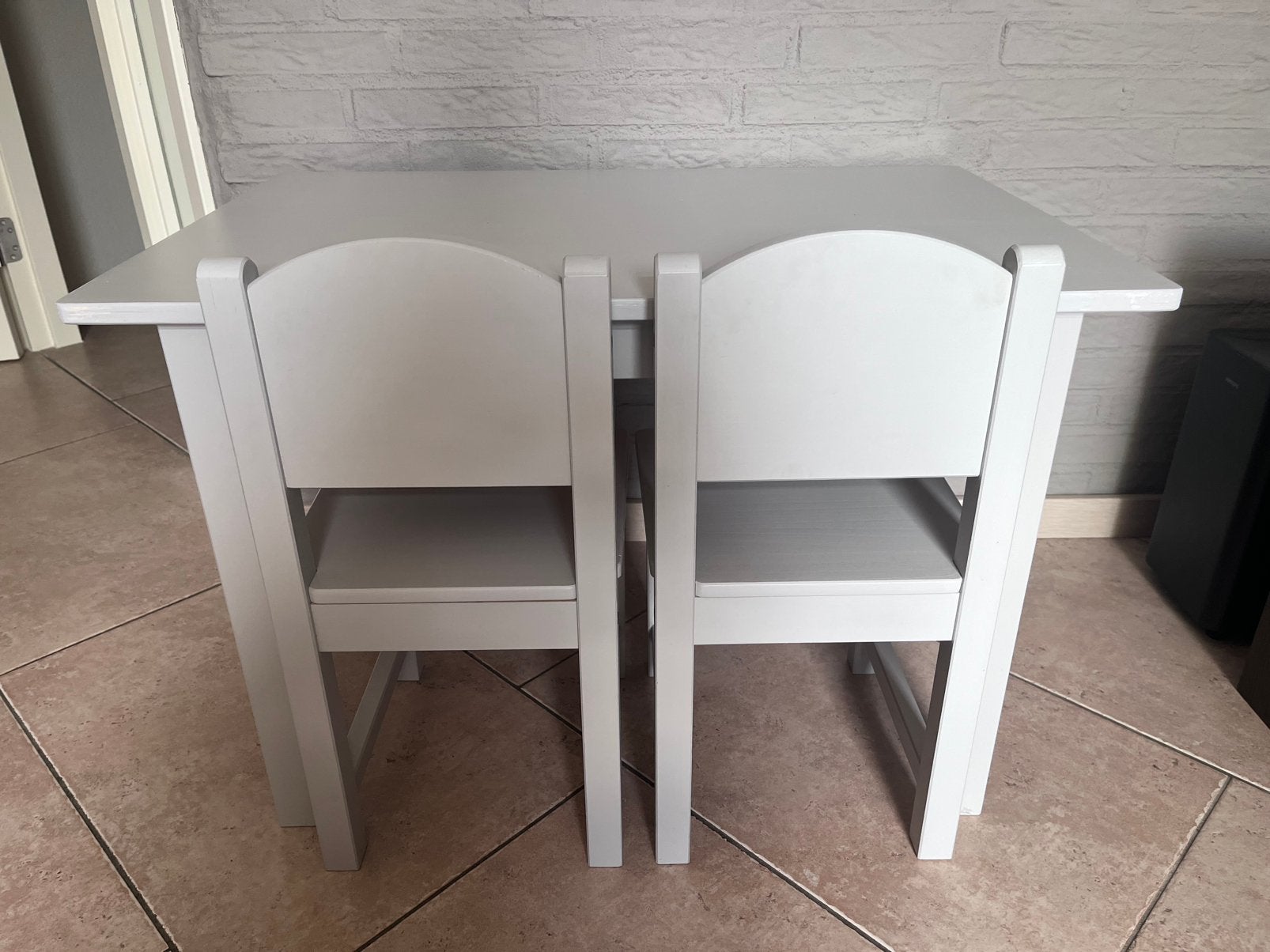 Kinderbureau (hoogte 50 cm) met 2 stoelen, Kinderen en Baby's, Kinderkamer | Tafels en Stoelen, Ophalen of Verzenden, Gebruikt
