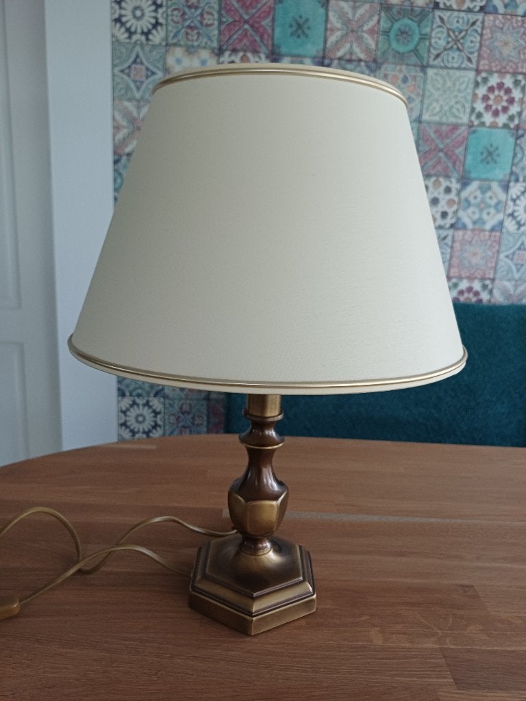 Klassieke tafellamp met crèmekleurige kap, Huis en Inrichting, Gebruikt, Metaal, Met kap, E27 (groot)