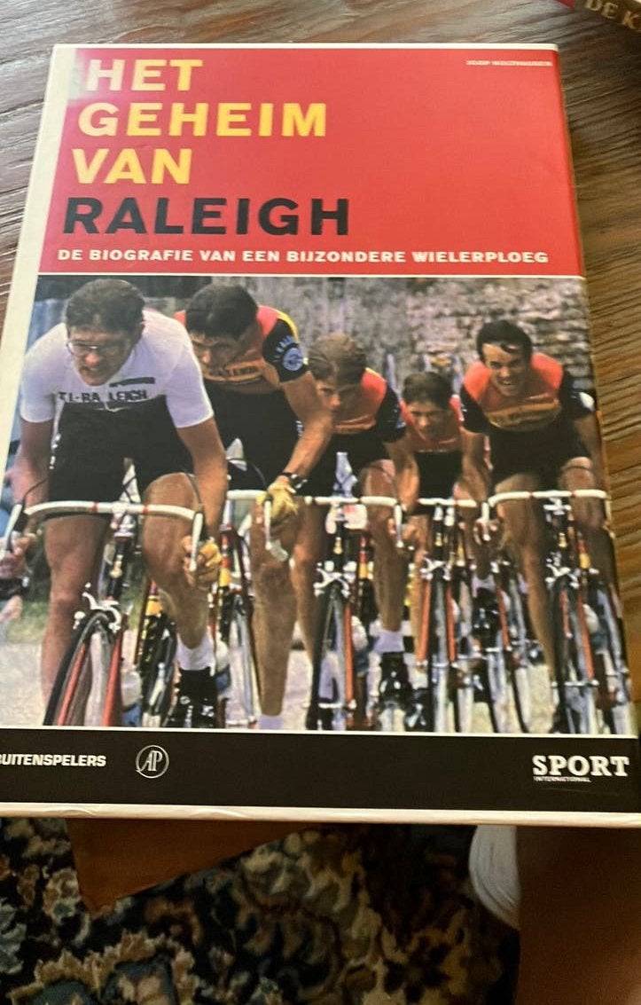 Het geheim van raleigh biografie wielerploeg, Ophalen of Verzenden, Zo goed als nieuw