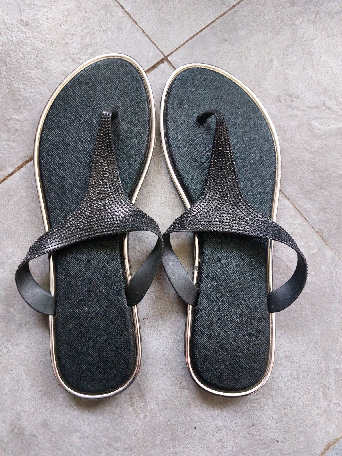 Zwarte slippers met strass steentjes - Maat 40 op halen, Kleding | Dames, Slippers, Zwart, Ophalen of Verzenden, Onbekend