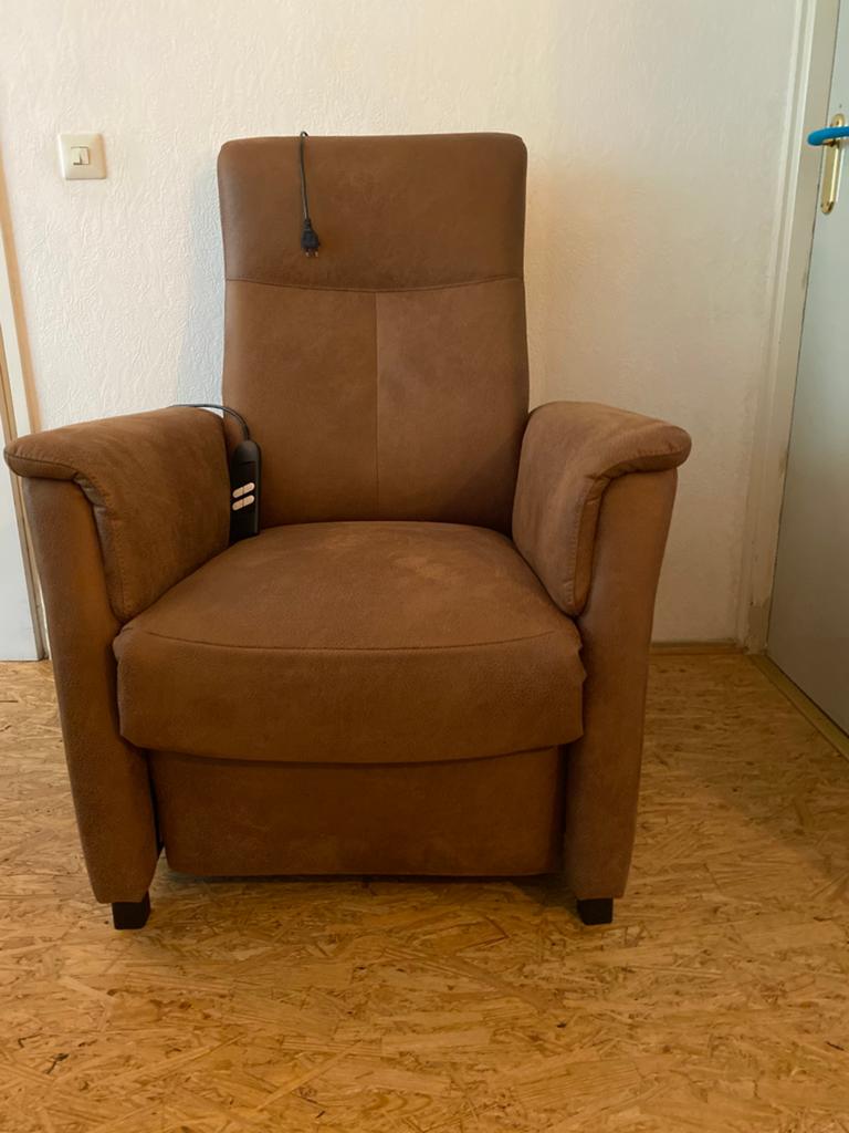 Relaxfauteuil in stof met sta-op functie maat M - 2 motorig, Huis en Inrichting, Fauteuils, Ophalen, 75 tot 100 cm, Zo goed als nieuw