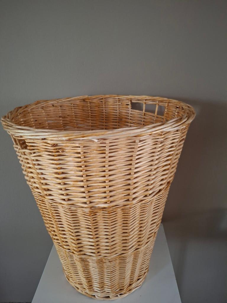 Hoge rieten mand - Ideaal voor was of decoratie, Huis en Inrichting, Woonaccessoires | Schalen en Manden, Ophalen, Gebruikt, Mand