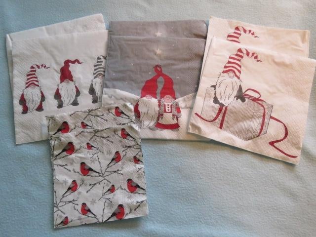4 x 2 Zweedse kerstservetten jultomtes en goudvinken NIEUW, Ophalen of Verzenden, Nieuw