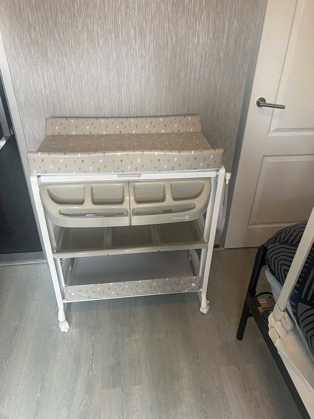 Verrijdbare commode met inpandig badje, als nieuw., Ophalen, 50 tot 70 cm, 90 tot 105 cm, 100 cm of meer