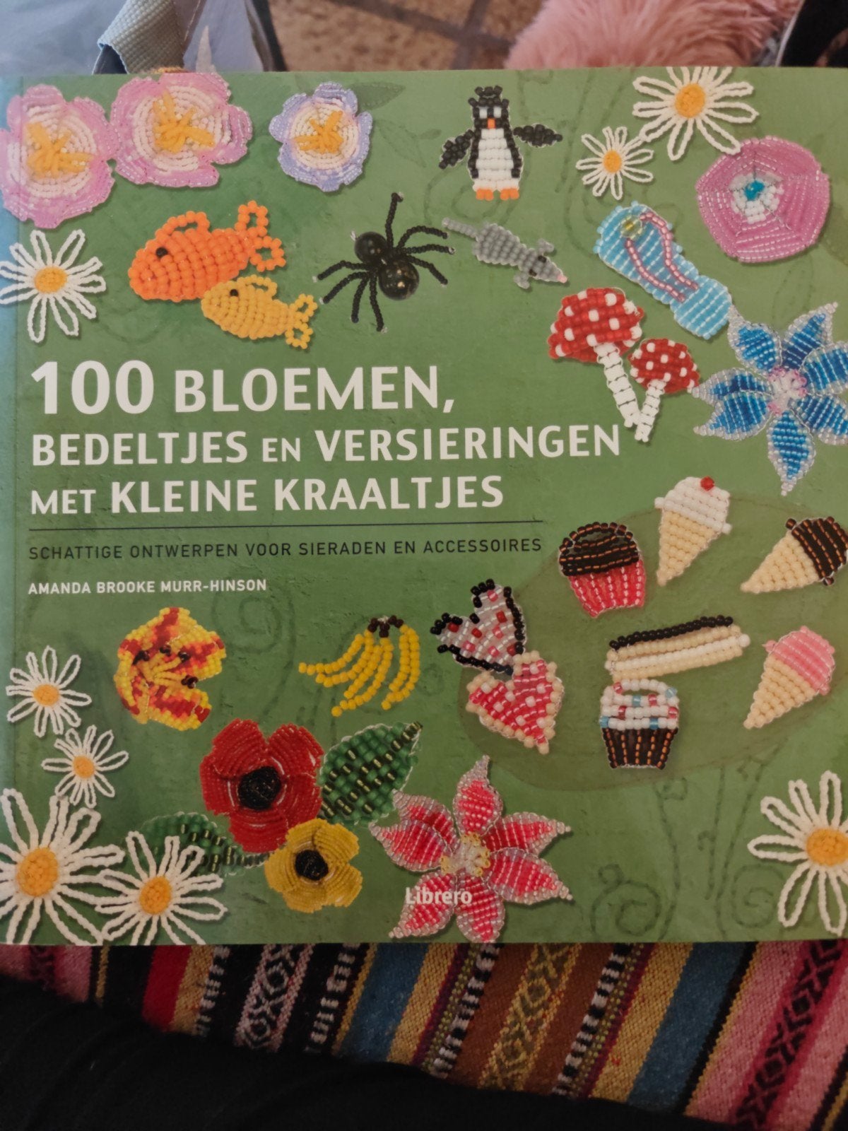 Boek: 100 Bloemen, Bedeltjes en Versieringen met Kraaltjes, Ophalen, Zo goed als nieuw, Overige typen