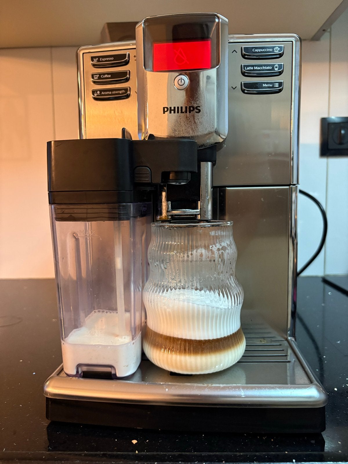 Philips 5400 Series LatteGo volautomatische espressomachine, Witgoed en Apparatuur, Koffiezetapparaten, Ophalen, Afneembaar waterreservoir