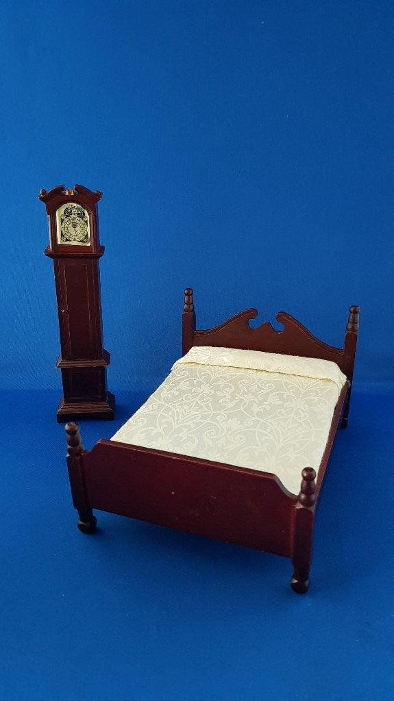 Vintage poppenhuis houten meubels: bed en klok. (1:12). 5A43, Tweedehands verkoop, Gebruikt, Ophalen of Verzenden, Geen@idee.nl