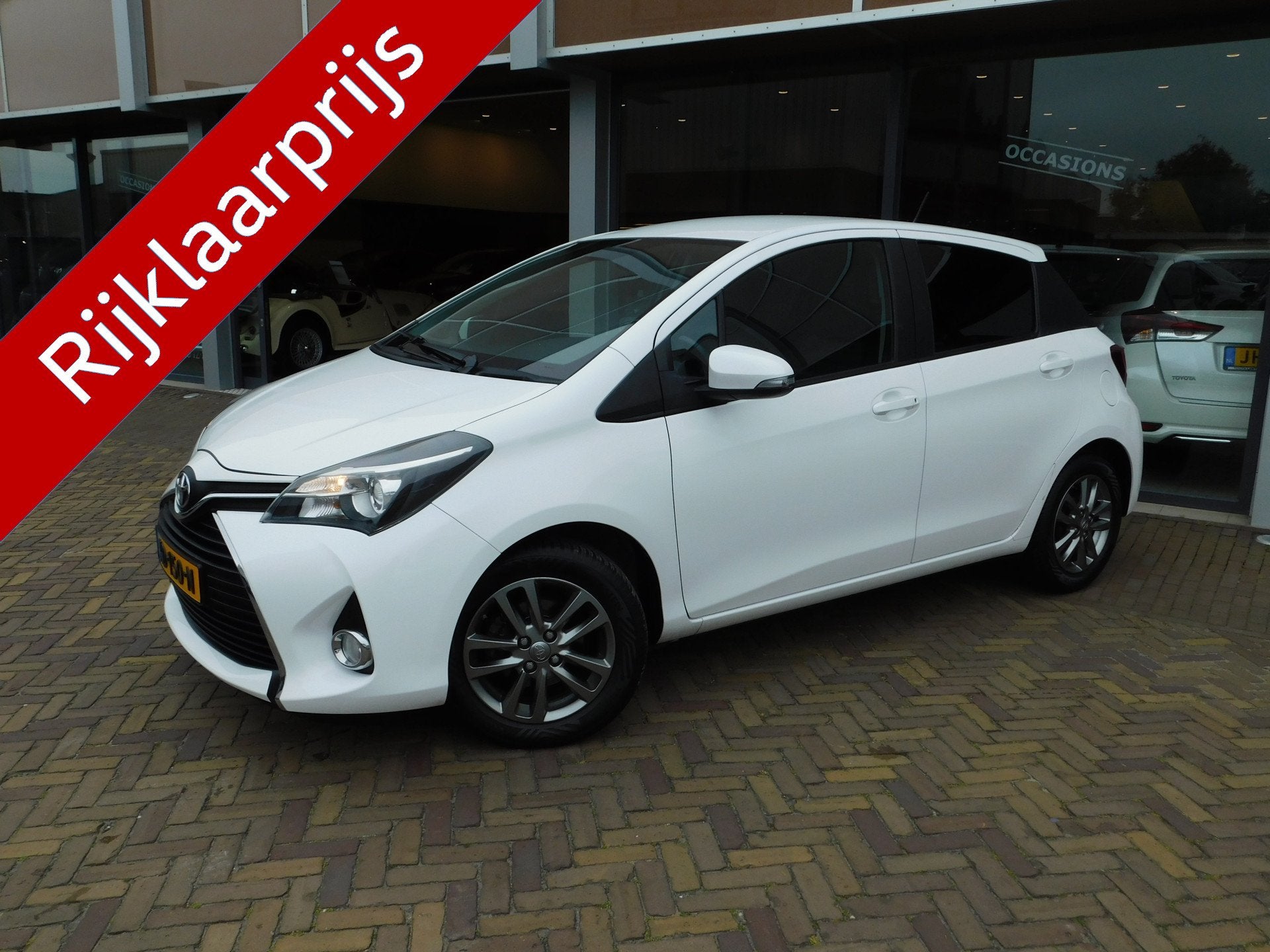 Toyota Yaris 1.3 VVT-i Aspiration Design Pack (bj 2016), Auto's, Voorwielaandrijving, 12 maanden, Euro 6, Wit