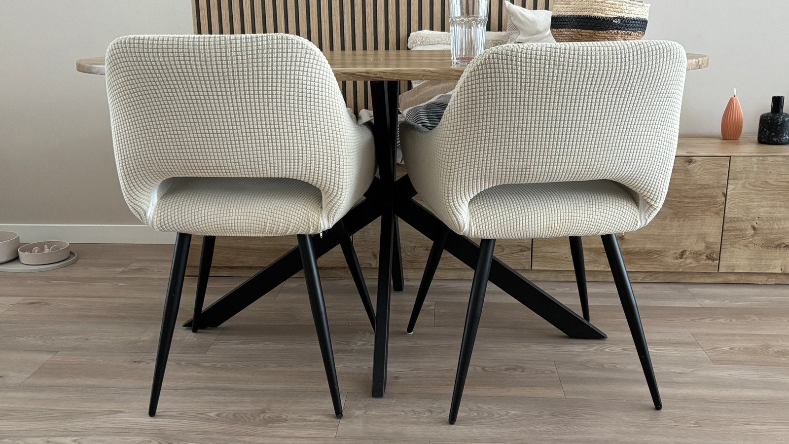Set 2 eetkamerstoelen grijs met creme hoes, Huis en Inrichting, Stoelen, Ophalen, Industieel modern, Twee, Zo goed als nieuw