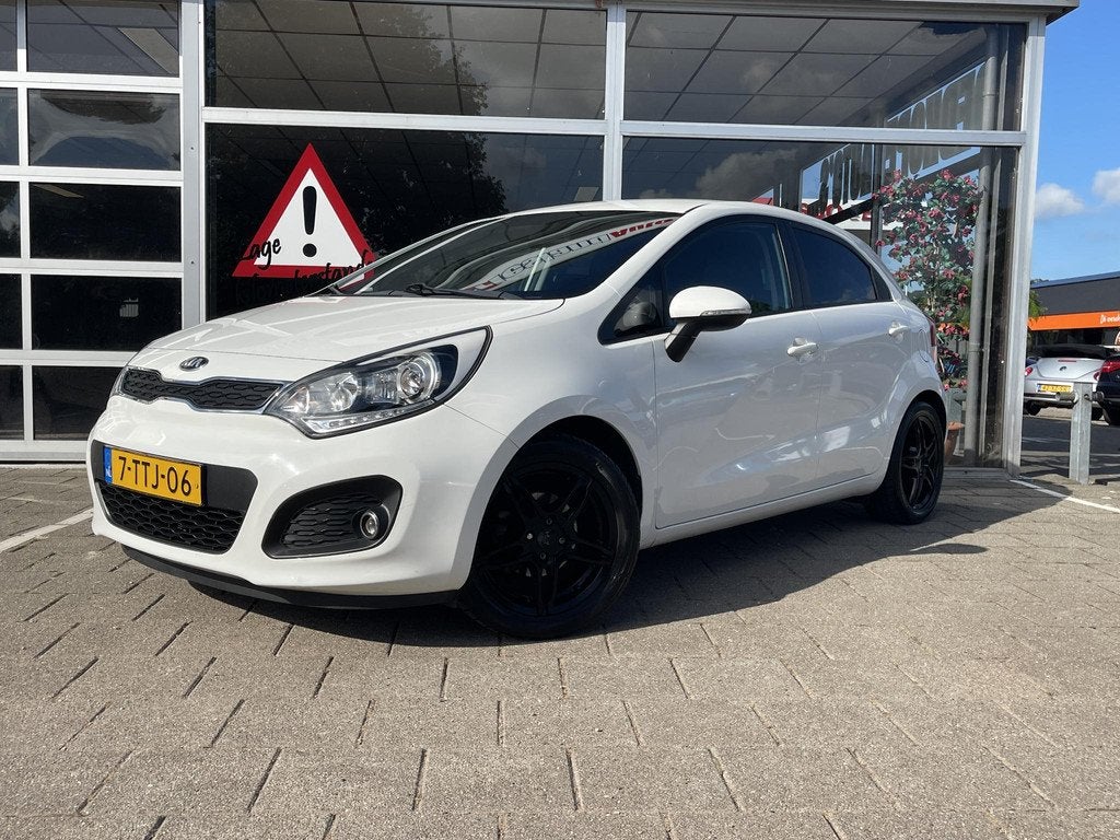 Kia Rio 1.2 CVVT World Cup Edition /Cruise/Clima/Leder/Parke, 4 cilinders, Met garantie (alle), Wit, Handgeschakeld