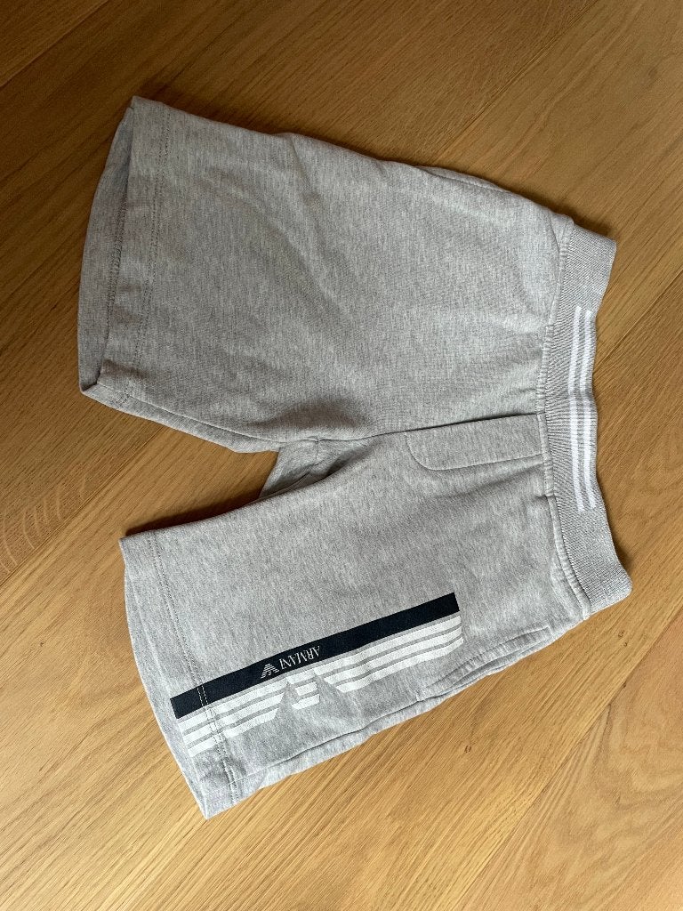 Korte broek grijs Armani maat 104 / 110, Zo goed als nieuw, Jongen, Armani, Ophalen