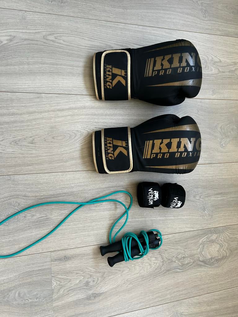 Boksset: King Pro Bokshandschoenen, Venum Bandages & Springt, Ophalen of Verzenden, Gebruikt, Bokshandschoenen