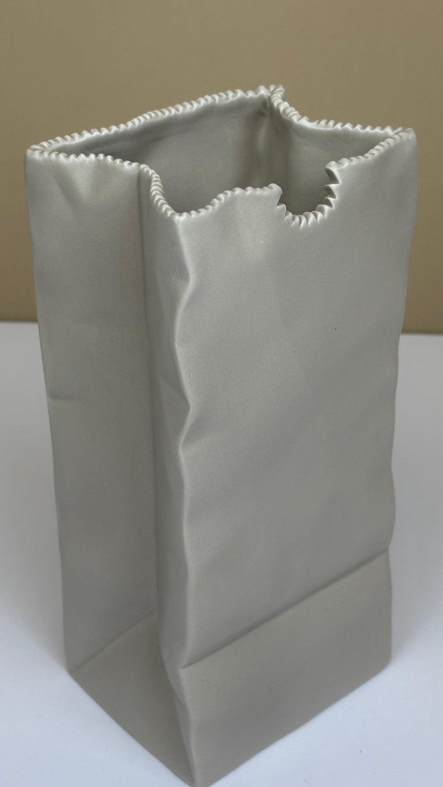 Greige / Dune / Taupe kleurige keramieken Paper Bag vaas, Ophalen