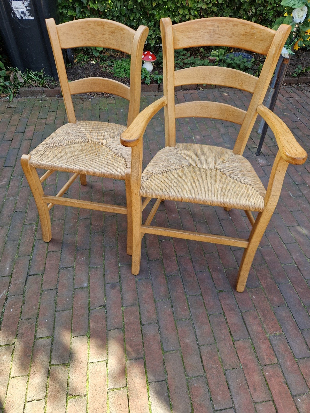 SET VAN 2 RIET GEMATTE STOELEN, Ophalen