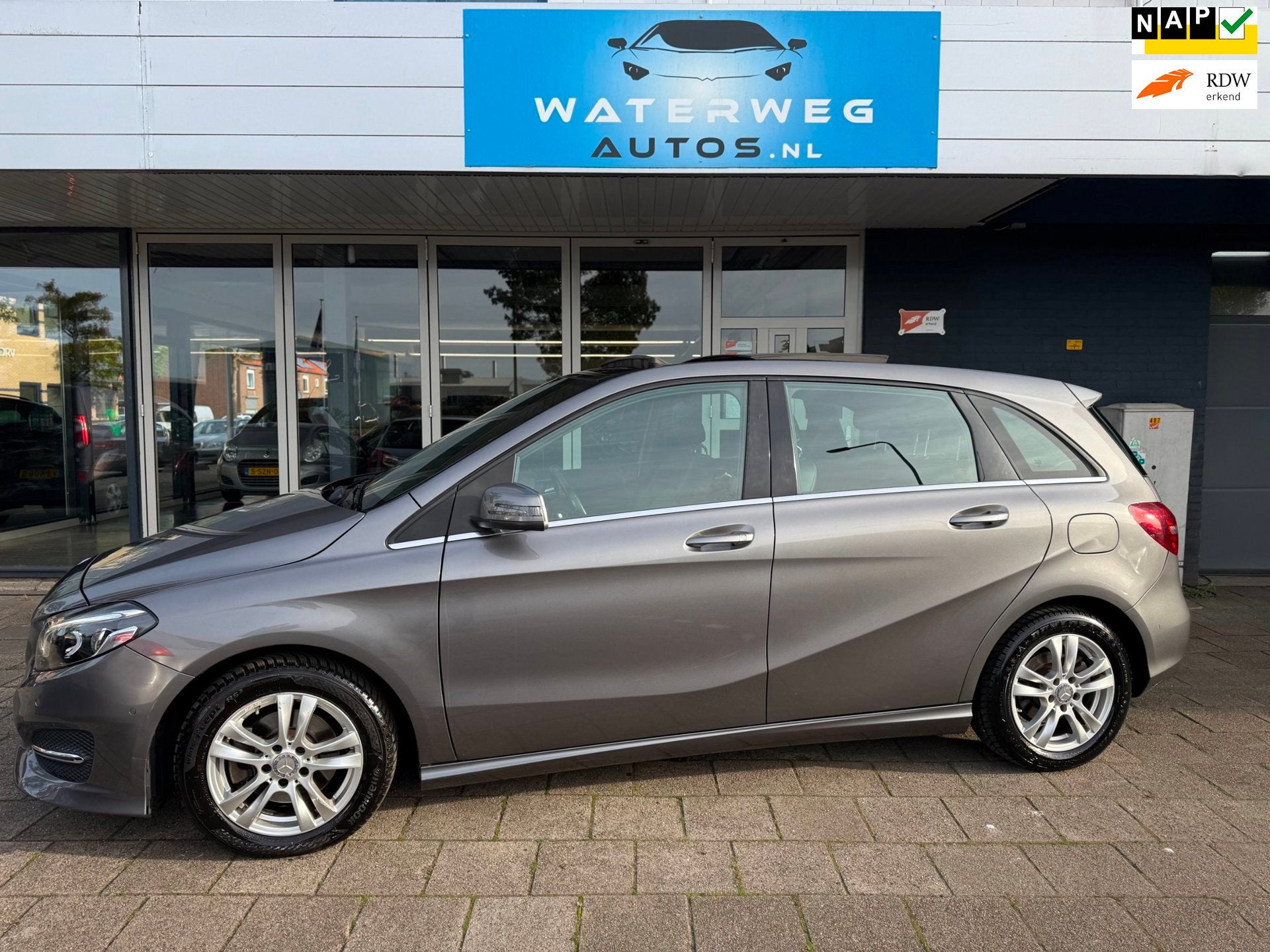 Mercedes-Benz B-klasse 180 Ambition PANO|CAMERA|CRUISE CONTR, Auto's, 1325 kg, Gebruikt, 4 cilinders, Leder en Stof
