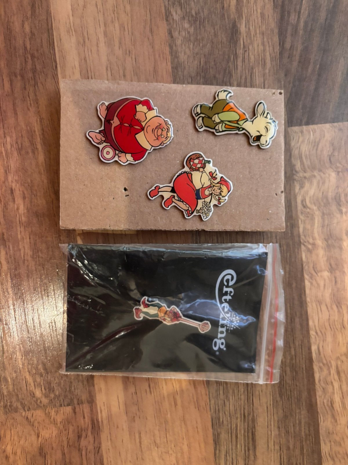 4 sprookjespins, Ophalen of Verzenden, Zo goed als nieuw, Button of Speldje