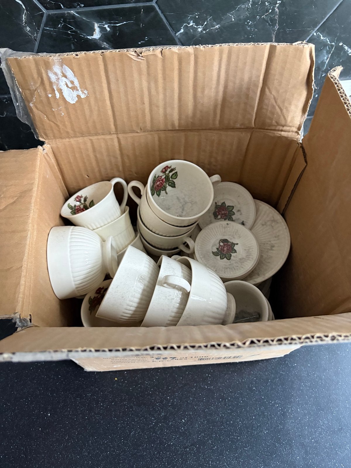 Vintage theeservies met rozenmotief - Kopjes en schotels, Huis en Inrichting, Ophalen, Gebruikt, Keramiek, Vintage