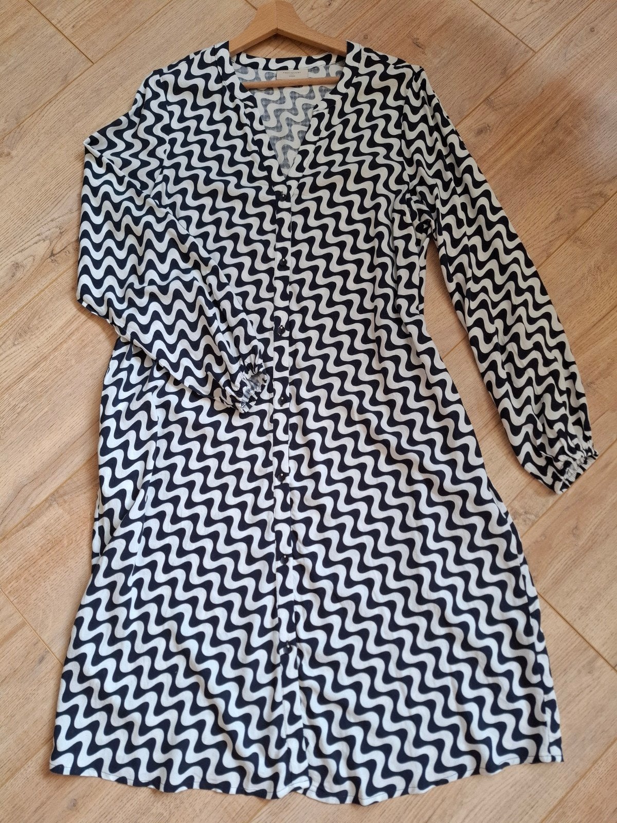 Luchtige doorknoopjurk met lange mouw. Van Free/quent maat M, Kleding | Dames, Maat 38/40 (M), Freequent, Blauw, Ophalen of Verzenden