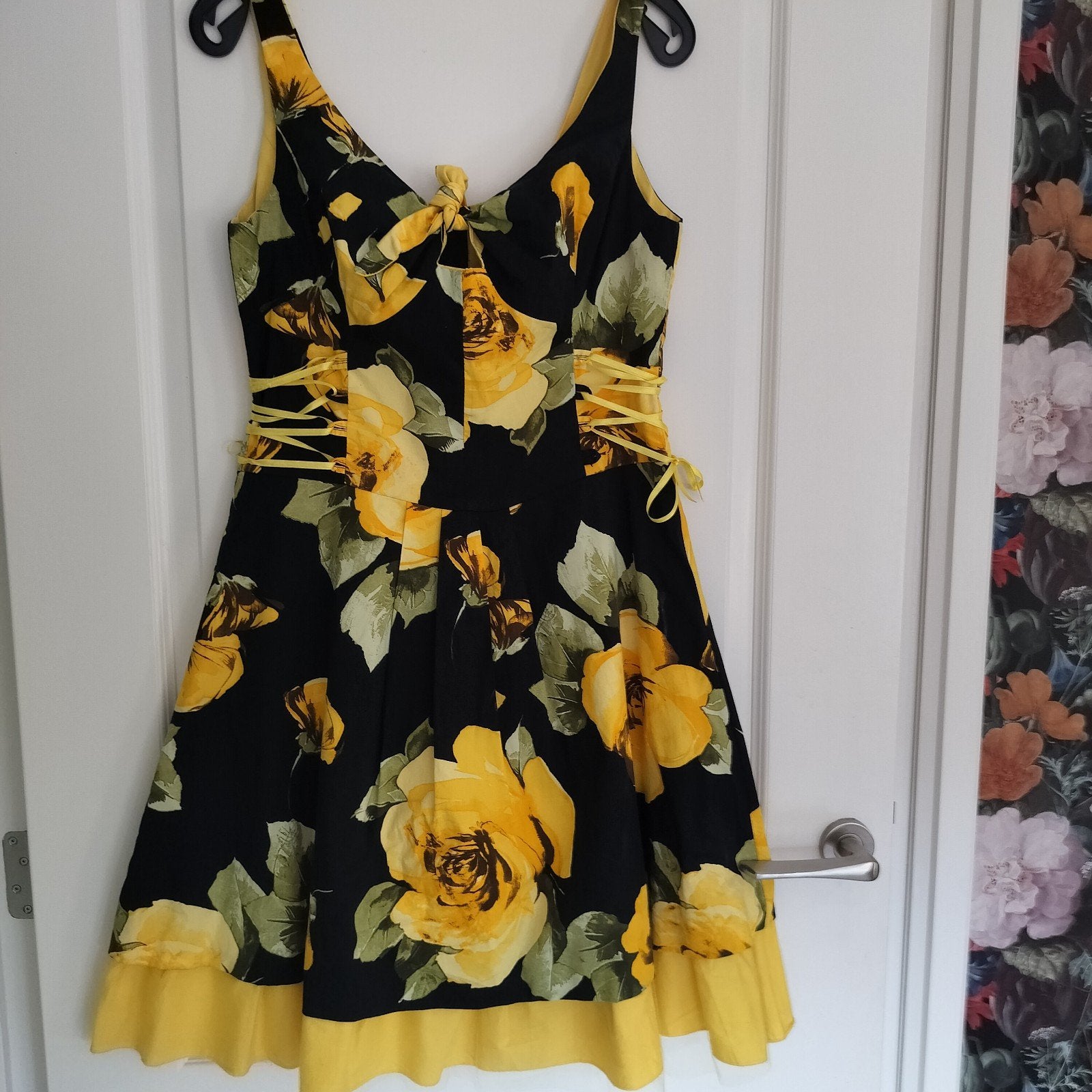 Rinascimento Dolce Vita jurk met gele rozenprint, Zwart, Ophalen of Verzenden, Zo goed als nieuw, Onder de knie